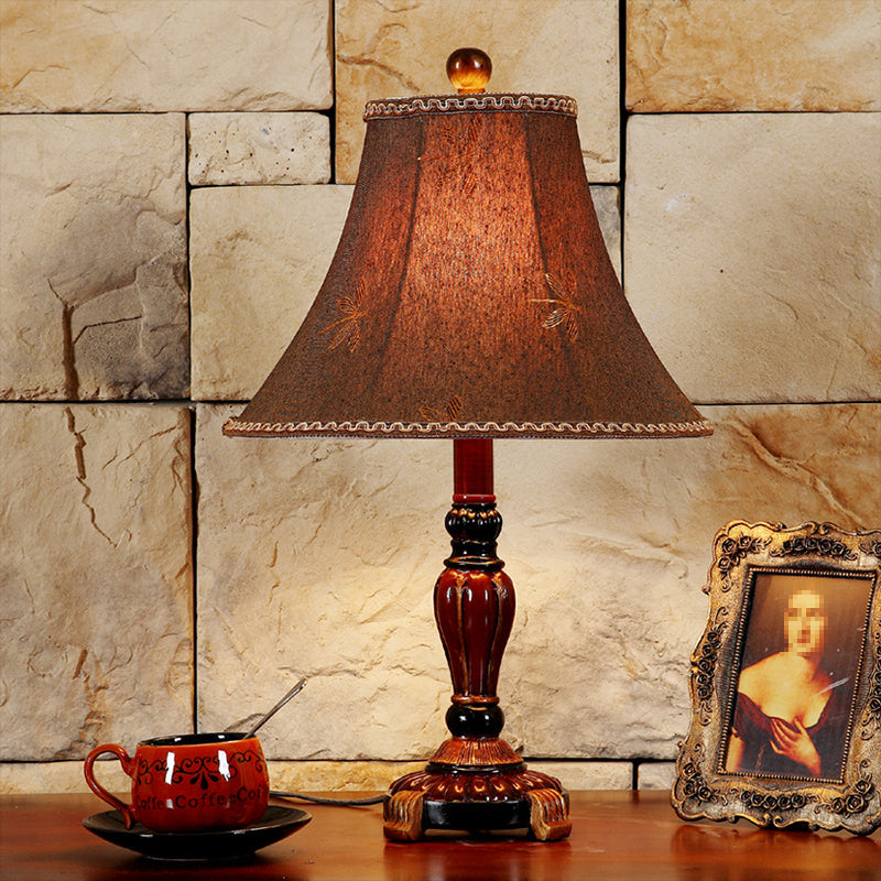 Lampe élégante avec abat-jour en tissu forme cloche rouille