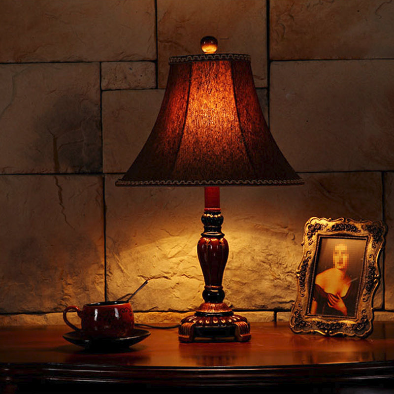 Lampe élégante avec abat-jour en tissu forme cloche rouille