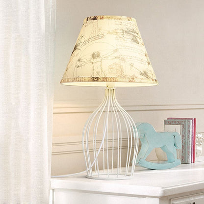 Lampe de table traditionnelle à abat-jour conique base cage métallique