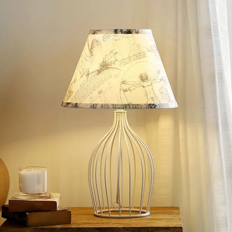 Lampe de table traditionnelle à abat-jour conique base cage métallique