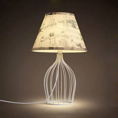 Lampe de table traditionnelle à abat-jour conique base cage métallique