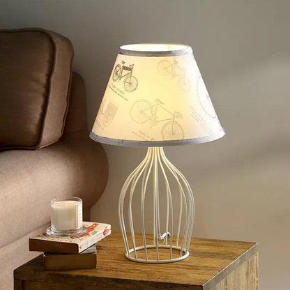 Lampe de table traditionnelle à abat-jour conique base cage métallique