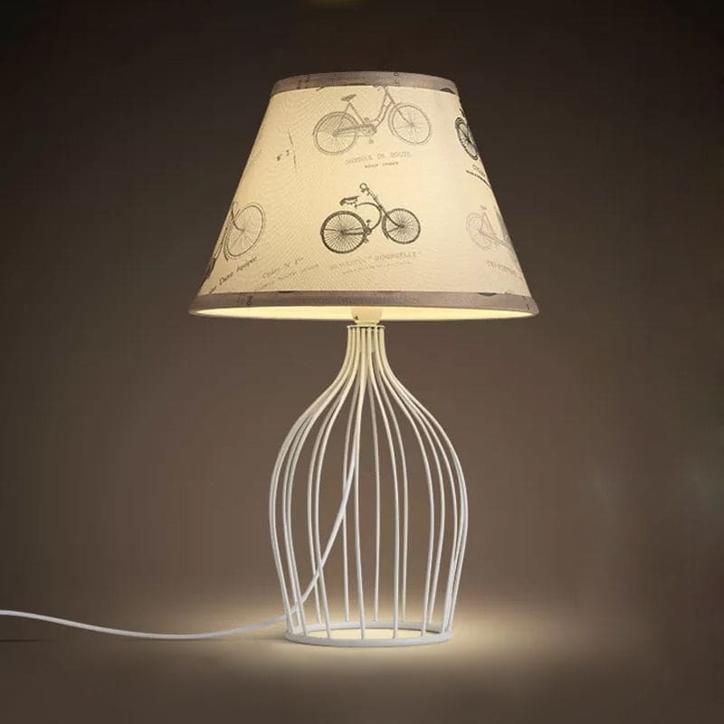 Lampe de table traditionnelle à abat-jour conique base cage métallique