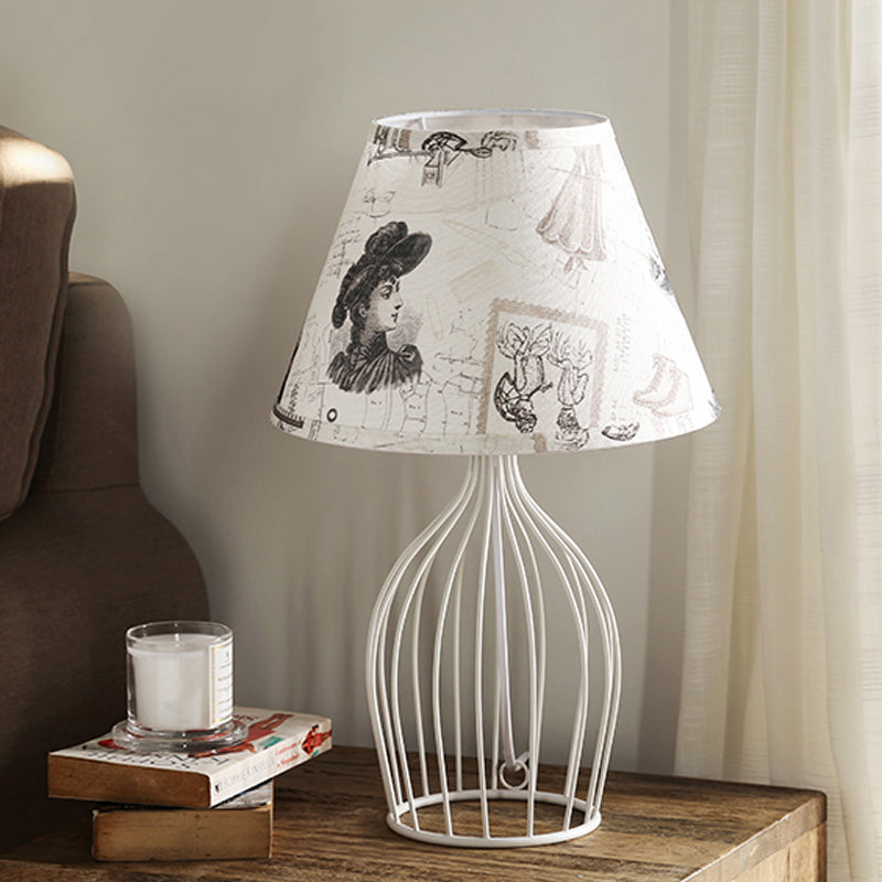 Lampe de table traditionnelle à abat-jour conique base cage métallique