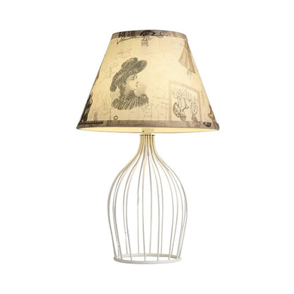 Lampe de table traditionnelle à abat-jour conique base cage métallique