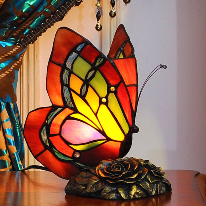 Lampe de table en résine florale victorienne rouge avec papillon
